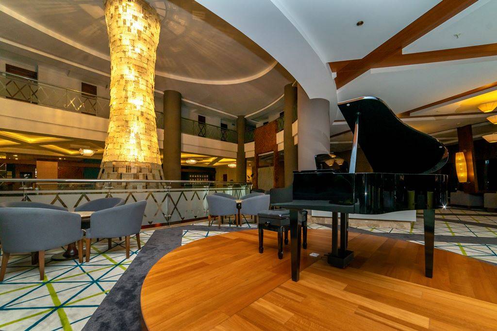 Commodore Elite Suites & Spa 4
